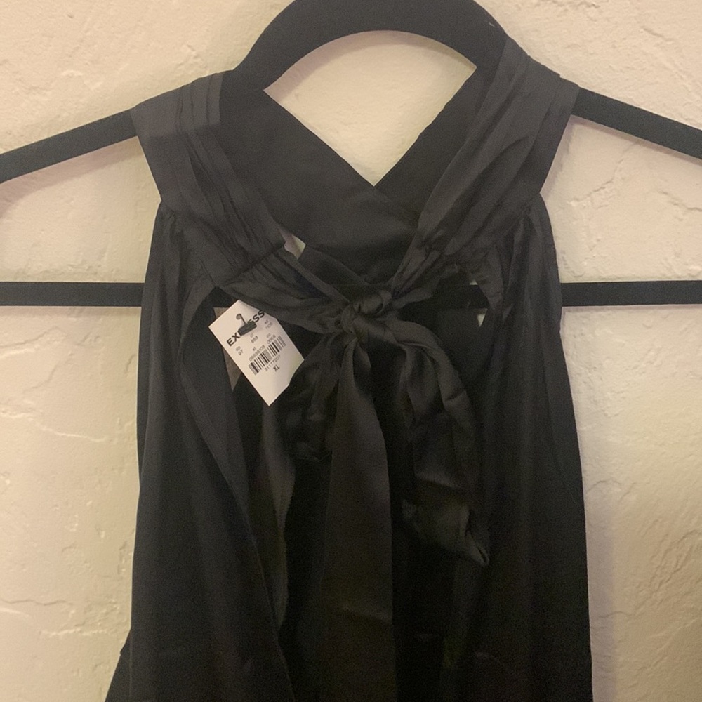 Express halter style blouse nwt elastic bottom - Picture 3 of 4